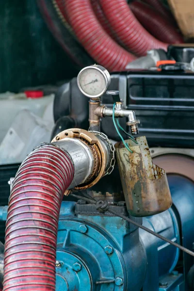 Kraftstoffschlauch Eine Motorisierte Pumpe Mit Manometer Angeschlossen — Stockfoto