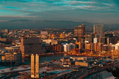 Güzel gün batımı ve mimarileri Oslo City Norveç 