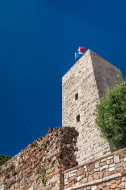 Ortaçağ Castre Kalesi manzarası. Castre Müzesi eski Castre Kalesi 'nde 11. yüzyılda inşa edilmiş ve bir zamanlar Lerins rahipleri tarafından ikamet edilmiş..