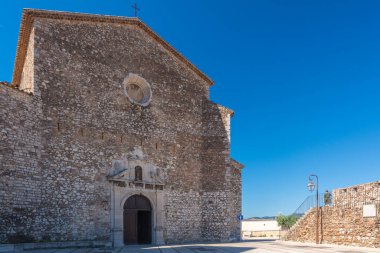 Hilltop Gotik tarzı taş kilise. Çan kulesi 1600 'lerde tamamlanmış. Müzikal bir kreşe ve şehir manzarasına sahip..