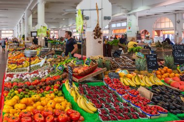 Cannes, Fransa - 12 Haziran 2019: Provence, Fransa 'da tipik bir pazar (Forville pazarı). İnsanlar genelde sebze ve meyve satın alabilirler..