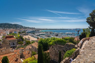Cannes, Fransa - 12 Haziran 2019: Cannes Fransız Rivierası 'nda yer almaktadır ve zengin ve ünlü, lüks oteller ve restoranlar ile yıllık Cannes Film Festivali ile ortaklığıyla tanınmaktadır..