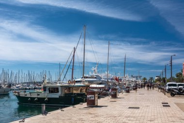 Cannes, Fransa - 12 Haziran 2019: Cannes Fransız Rivierası 'nda yer almaktadır ve zengin ve ünlü, lüks oteller ve restoranlar ile yıllık Cannes Film Festivali ile ortaklığıyla tanınmaktadır..