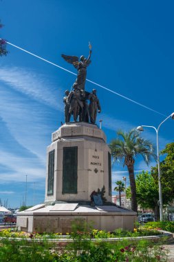Cannes, Fransa - 12 Haziran 2019: İkinci Dünya Savaşı 'ndan kaybolanların anısına dikilen anıt. Güneşli bir gün