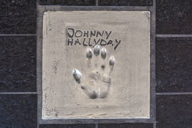 Cannes, Fransa - 12 Haziran 2019: Ünlülerin el izleri. Ünlü şarkıcı Johnny Hallyday 'in el izi.