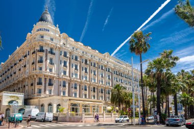 Cannes, Fransa - 12 Haziran 2019: Cannes 'daki en güzel ve lüks otellerden biri, The Carlton