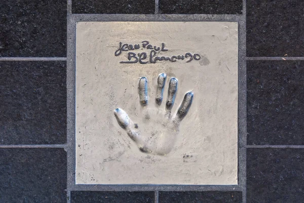 Cannes, Fransa - 12 Haziran 2019: Ünlülerin el izleri. Ünlü Fransız aktör Jean-Paul Belmondo 'nun el izi..