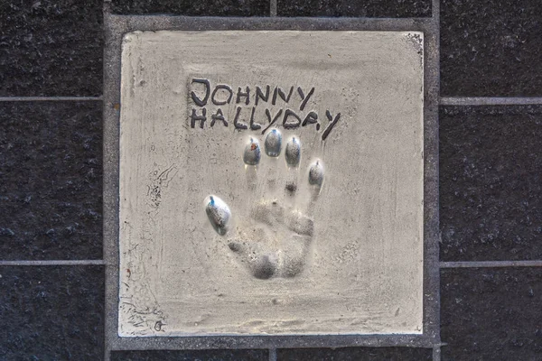 Cannes, Fransa - 12 Haziran 2019: Ünlülerin el izleri. Ünlü şarkıcı Johnny Hallyday 'in el izi.