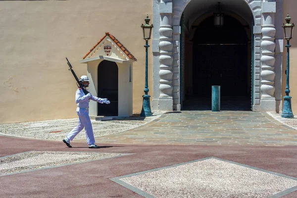 ยามหน้าพระราชวังโมนาโก — ภาพถ่ายสต็อก