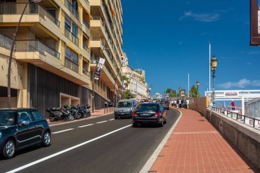 Monte Carlo, Monaco - 13 Haziran 2019: Monte Carlo Caddesi kavisi güneşli bir yaz gününde Monte Carlo, Monaco 'da kırmızı ve beyaz tabelalı