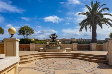 Palmiye ağacı ve bahçede bir heykel, Monte Carlo, Monaco