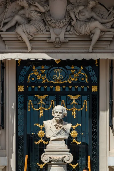 ロシアの彫刻家レオポルド バーナードによるフランスのロマンチックな作曲家ジュール マッセネットの大理石の胸像モナコ ビルのオペラハウスの前 — ストック写真
