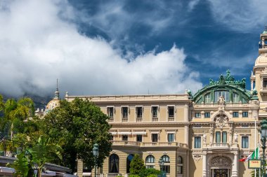 Monaco 'daki Fransız Rivierası' nda Monte Carlo 'daki ünlü opera binasını ziyaret ediyorum.