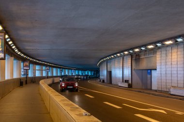 Monte Carlo, Monaco - 13 Haziran 2019: Monte Carlo Caddesi kavisi ve güneşli bir yaz gününde Monte Carlo, Monaco 'da bir tünel.