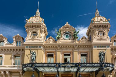 Monte Carlo, Monaco - 13 Haziran 2019: Monte Carlo, Monaco 'daki ünlü kumarhanenin ön girişi, işaret ve saat kulesi.