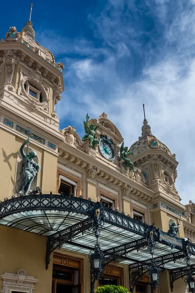 Monte Carlo, Monaco 'daki ünlü kumarhanenin ön girişi, saat kulesi..