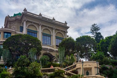 Monte Carlo, Monako - 13 Haziran 2019: Monte Carlo, Monako 'daki ünlü kumarhaneyi ziyaret edenler.