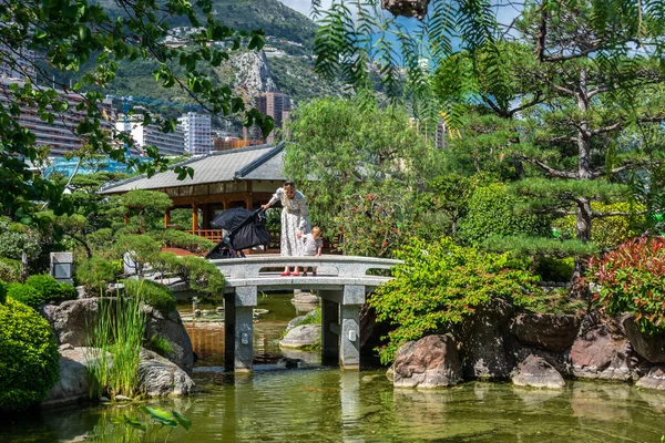 Monte Carlo, Monako - 13 Haziran 2019: Monako 'daki bu Japon bahçesi, Zen tasarımının en katı ilkelerine uygun olarak 1994 yılında kuruldu.