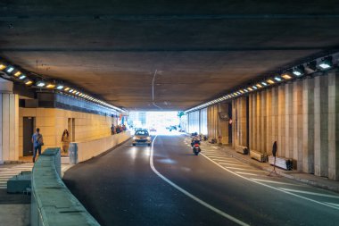 Monte Carlo, Monaco - 13 Haziran 2019: Monte Carlo Caddesi kavisi ve güneşli bir yaz gününde Monte Carlo, Monaco 'da bir tünel.