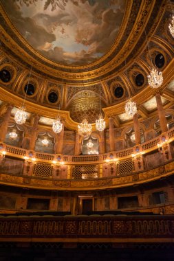 Versailles, Fransa - 27 Ağustos 2019 Versailles Sarayı Kraliyet Operası. UNESCO 'nun Dünya Mirasları listesine eklendi.