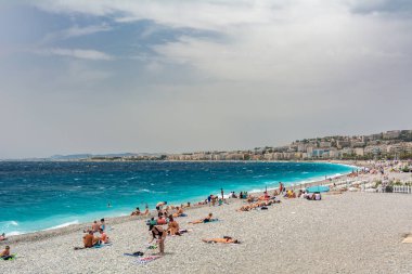 Nice, Fransa - 14 Haziran 2019: Turistler Fransız Rivierası 'nda Nice sahilinde günlerinin tadını çıkarıyorlar..