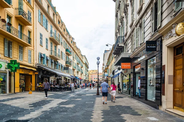 Nice, Fransa - 14 Haziran 2019: Turistler, geleneksel evlerdeki restoran ve dükkanların yer aldığı yaya bölgesini, ticari ve kültürel yapıyı ziyaret ediyorlar