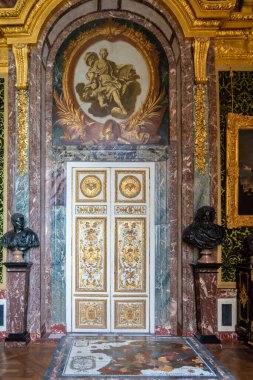 Versailles, Fransa - 27 Ağustos 2019: Versailles Sarayı 'nı ziyaret. Versailles Kraliyet Sarayı UNESCO Dünya Mirasları Listesinde yer almaktadır..