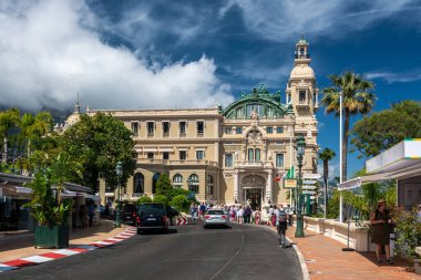Monte Carlo, Monaco - 13 Haziran 2019: Monte Carlo 'da Fransız Rivierası üzerinde ünlü opera binasını ziyaret eden turistler