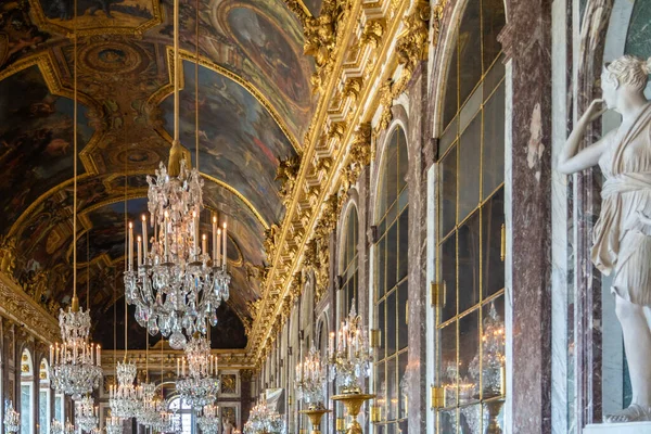 Versay Sarayı 'ndaki Aynalar Salonu' nu ziyaret eden insanlar.