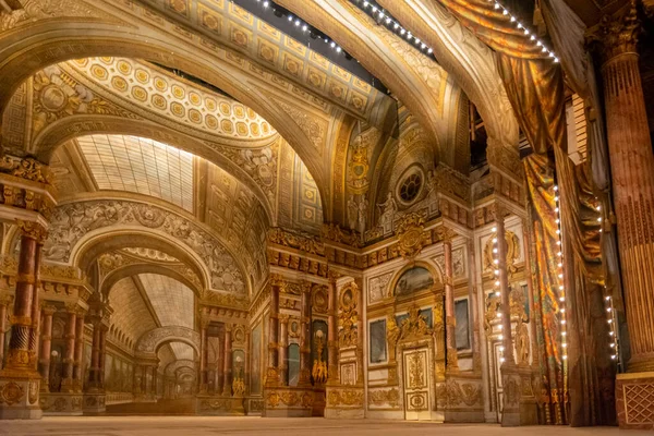 Versailles, Fransa - 27 Ağustos 2019 Versailles Sarayı Kraliyet Operası. UNESCO 'nun Dünya Mirasları listesine eklendi.