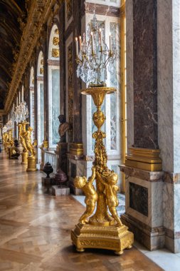 Versailles, Fransa - 27 Ağustos 2019: Versay Sarayı 'ndaki Aynalar Salonu' nu ziyaret eden insanlar
