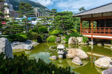 Monte Carlo, Monako - 13 Haziran 2019: Monako 'daki bu Japon bahçesi, Zen tasarımının en katı ilkelerine uygun olarak 1994 yılında kuruldu.