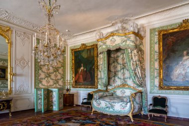 Versailles, Fransa - 27 Ağustos 2019: Versailles Sarayı 'nı ziyaret. Versailles Kraliyet Sarayı UNESCO Dünya Mirasları Listesinde yer almaktadır..