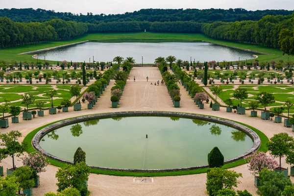 Versailles, Fransa - 27 Ağustos 2019: Versailles bahçesi, Fransa 'nın en ünlü sarayının tipik Fransız bahçesi manzarası.