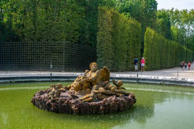 Versailles, Fransa - 27 Ağustos 2019: Satürn Çeşmesi 'nin muhteşem manzarası, Versailles Bahçeleri' nin arka planında bir kış alegorisi..
