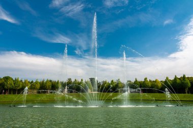 Versailles, Fransa - 27 Ağustos 2019 Versailles Sarayı 'ndaki Mirror Fountain' da suya bakan insanlar