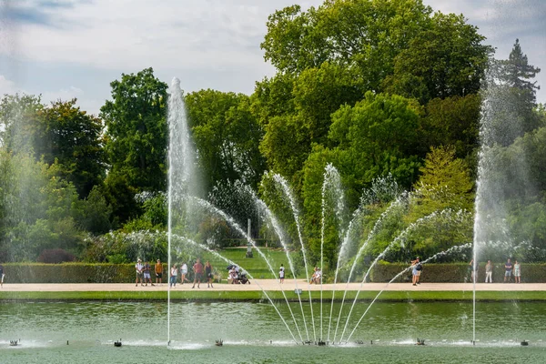 2019年8月27日フランス ヴェルサイユ宮殿庭園の鏡の噴水で踊る水を見る人々 — ストック写真