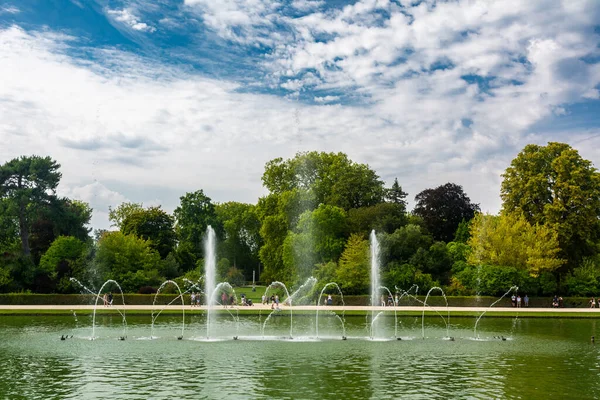 Versalles Francia Agosto 2019 Personas Mirando Agua Bailando Fuente Mirror —  Fotos de Stock