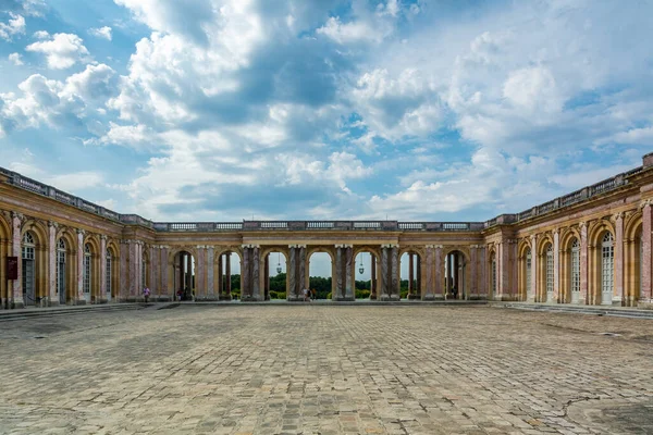 Versailles Frankrike Augusti 2019 Härlig Panoramautsikt Över Den Stenlagda Innergården — Stockfoto