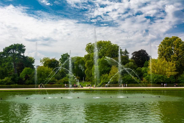 Versalles Francia Agosto 2019 Personas Mirando Agua Bailando Fuente Mirror —  Fotos de Stock