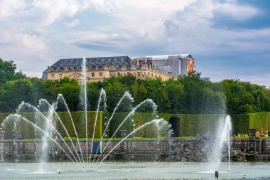 Versailles, Fransa - 27 Ağustos 2019: ünlü Versailles sarayının bahçelerindeki Neptune Çeşmesi. Versay Sarayı bir kraliyet şatosuydu ve UNESCO 'nun Dünya Mirasları listesine eklendi..