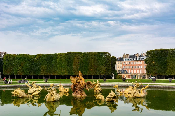 Versailles Frankrijk Augustus 2019 Drakenfontein Prachtige Tuinen Van Het Beroemde — Stockfoto