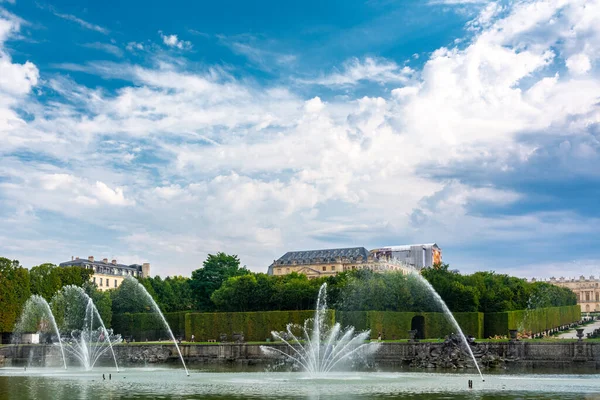 Versailles, Fransa - 27 Ağustos 2019: ünlü Versailles sarayının bahçelerindeki Neptune Çeşmesi. Versay Sarayı bir kraliyet şatosuydu ve UNESCO 'nun Dünya Mirasları listesine eklendi..