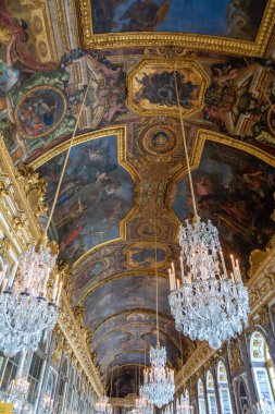 Versailles, Fransa - 28 Ağustos 2019 Versailles Sarayı 'ndaki Aynalar Salonu' nu ziyaret