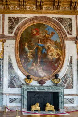 Versailles, Fransa - 28 Ağustos 2019: Versailles Sarayı 'nı ziyaret. Versailles Kraliyet Sarayı UNESCO Dünya Mirasları Listesinde yer almaktadır..