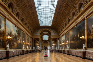 Versailles, Fransa - 28 Ağustos 2019: Büyük Savaşlar Galerisi, Louis-Philippe tarafından Versailles Sarayı 'nda kurulan tarihi galerilerin en önemlisidir.