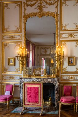 Versailles, Fransa - 28 Ağustos 2019: Versailles Sarayı 'nı ziyaret. Versailles Kraliyet Sarayı UNESCO Dünya Mirasları Listesinde yer almaktadır..