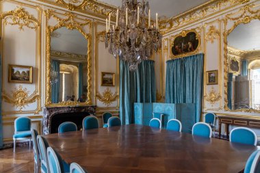 Versailles, Fransa - 28 Ağustos 2019: Versailles Sarayı 'nı ziyaret. Versailles Kraliyet Sarayı UNESCO Dünya Mirasları Listesinde yer almaktadır..