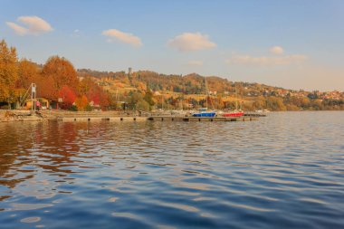 tekneler demirleme için dock İtalya viverone Gölü nün görünüm / Lake Viverone İtalya Piedmont üçüncü büyük göl, buzul kökenli ve önemli bir balık ve turist kaynak bir göldür