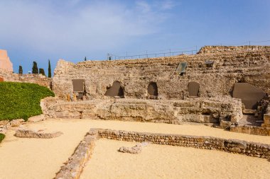 Tarragona, İspanya - 27 Nisan 2018 . Tarragona Roma Sirki. Nisan 2018'de Tarragona'da at arabası ve at yarışlarının yapıldığı şehrin önemli tarihi bir yapıdır. İsa'dan önceki birinci yüzyılın sonunda inşa edildi.